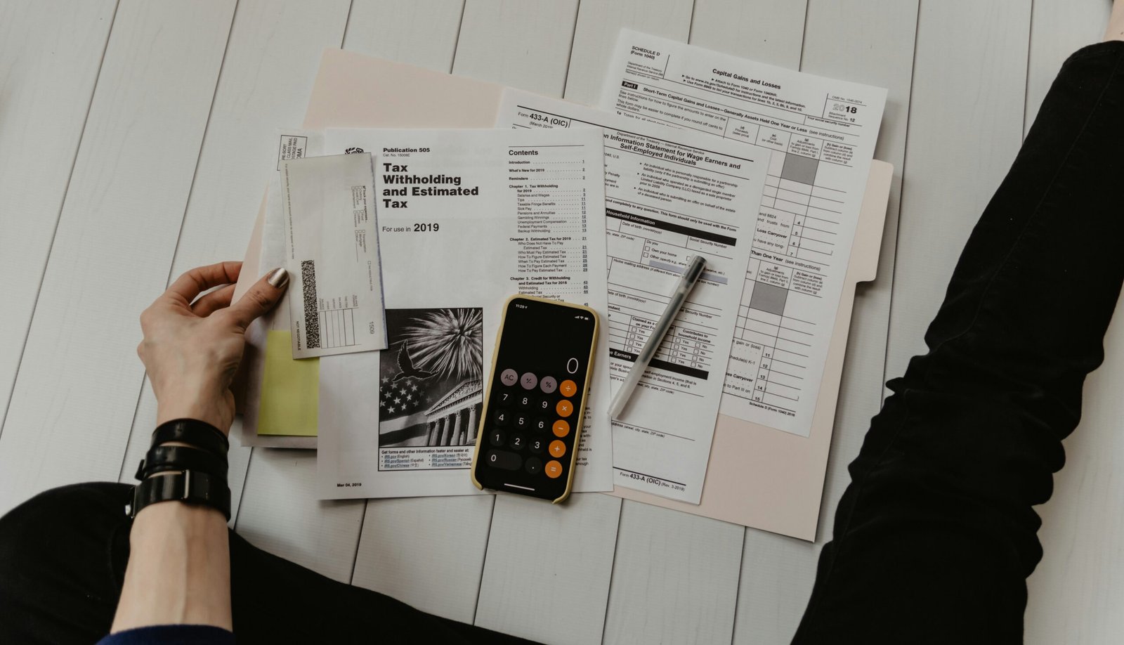 Persona realizando finanzas personales y presupuesto