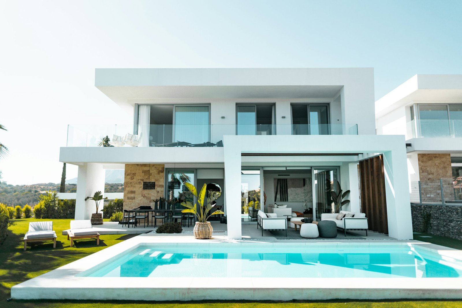 casa blanca moderna con piscina